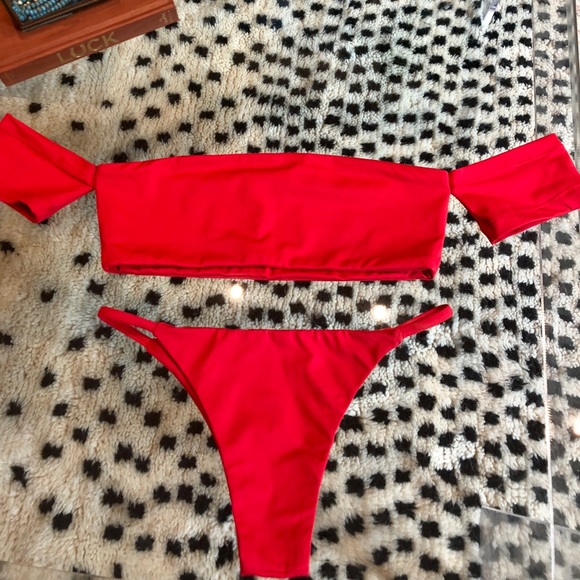 Bikinis - Picture 3 of 3